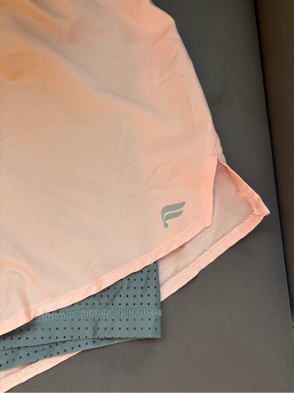 🏃‍♀️‍➡️ Fabletics Perforated 2” Running Shorts M Pink Gray 🤸🏽‍♀️🤾‍♀️🤽‍♀️ - Picture 2 of 11